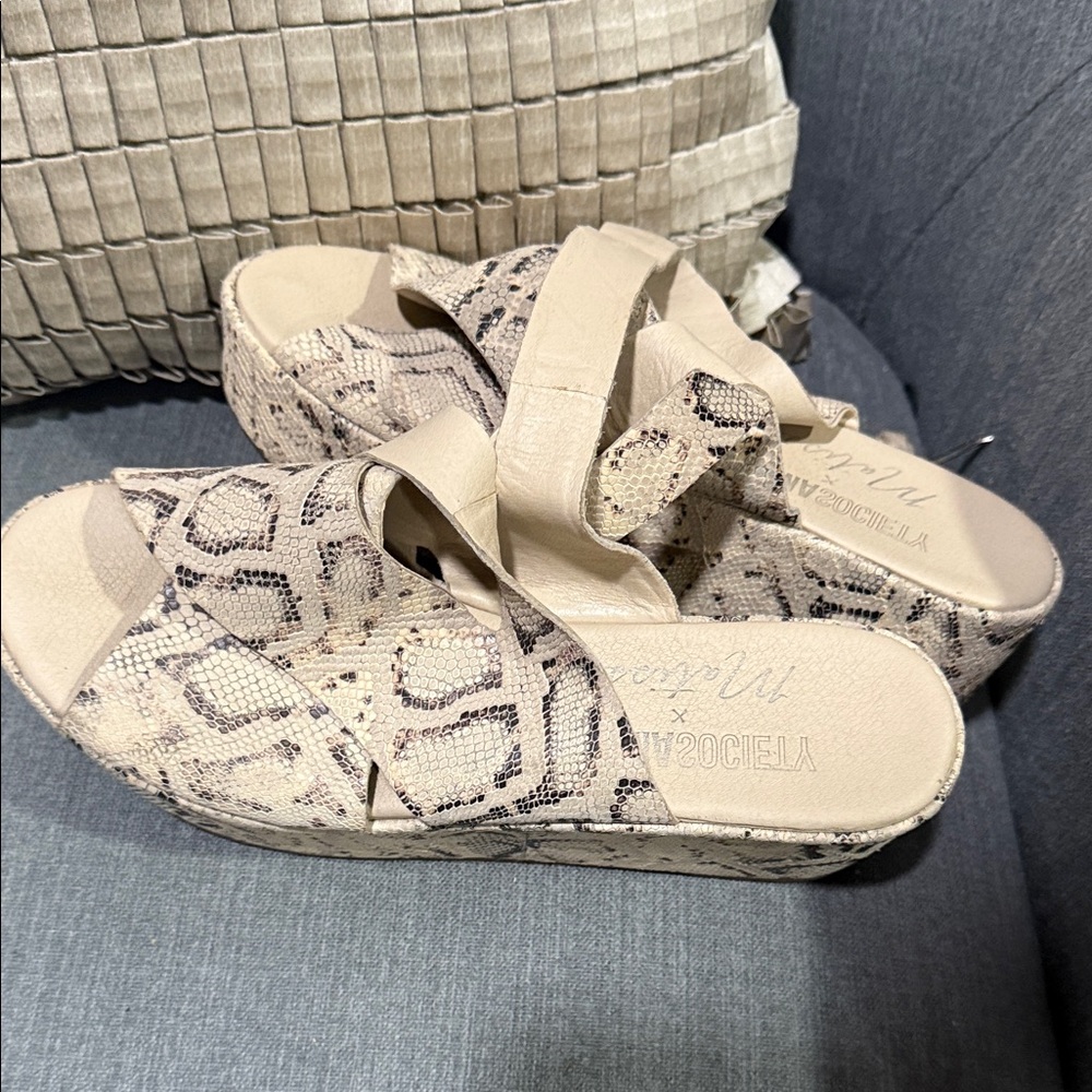 Amuse society Matisse Snakeskin Pattern Wedge Sandals